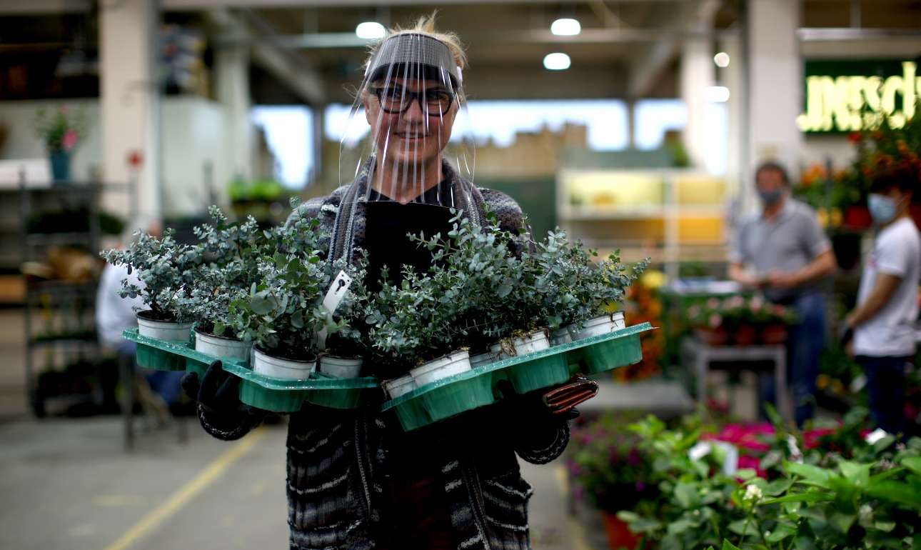 Χαλάρωση των μέτρων για τον κορονοϊό στην Αυστρία – Ανοιξαν ξανά καταστήματα