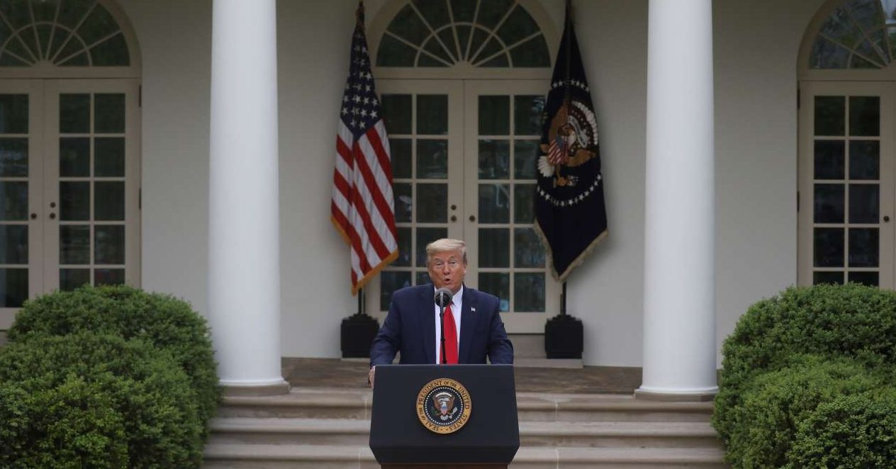 Τραμπ: Ζήτησε να μπει το όνομά του στις επιταγές προς τους Αμερικανούς