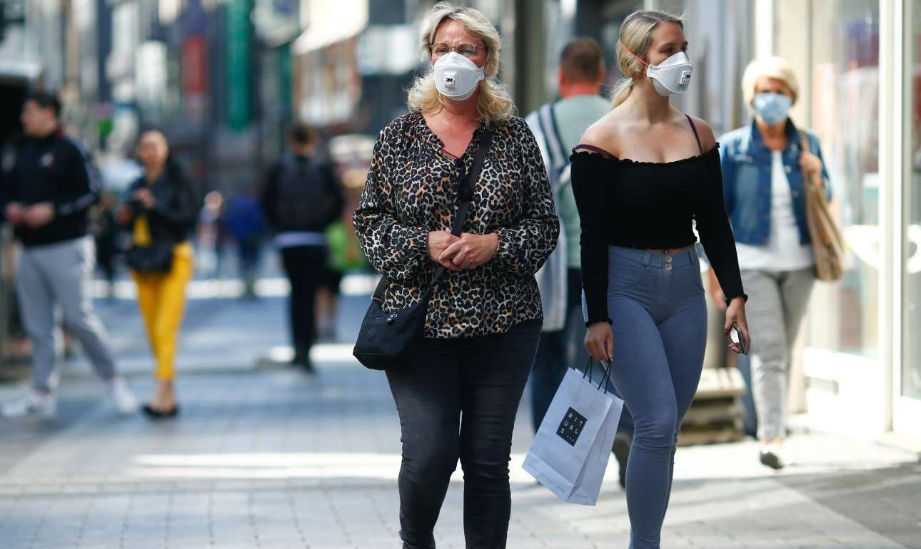 Γερμανία: Υποχρεωτική η χρήση μάσκας σε ΜΜΜ και καταστήματα