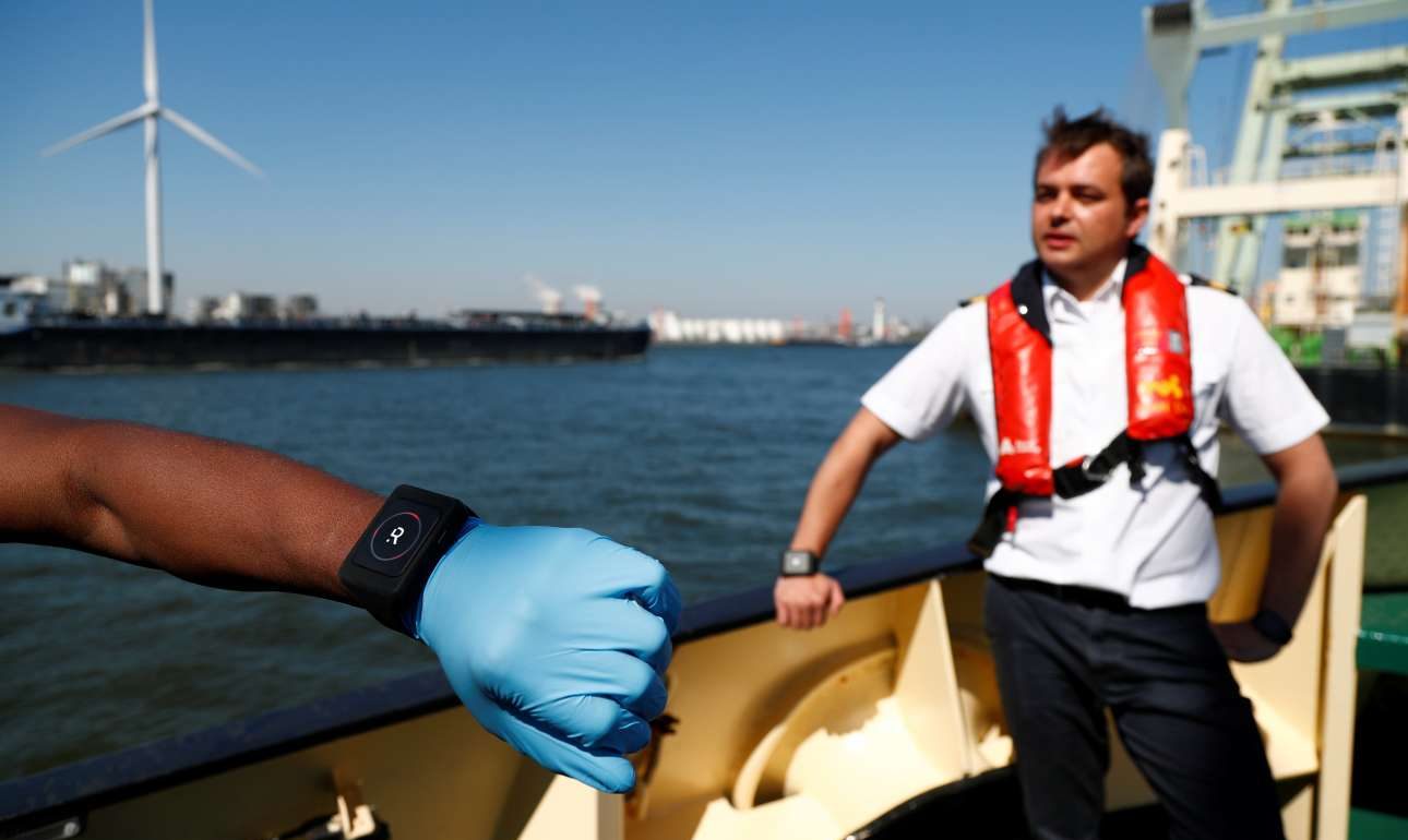 Τα βραχιόλια της κοινωνικής αποστασιοποίησης δοκιμάζουν στο Βέλγιο