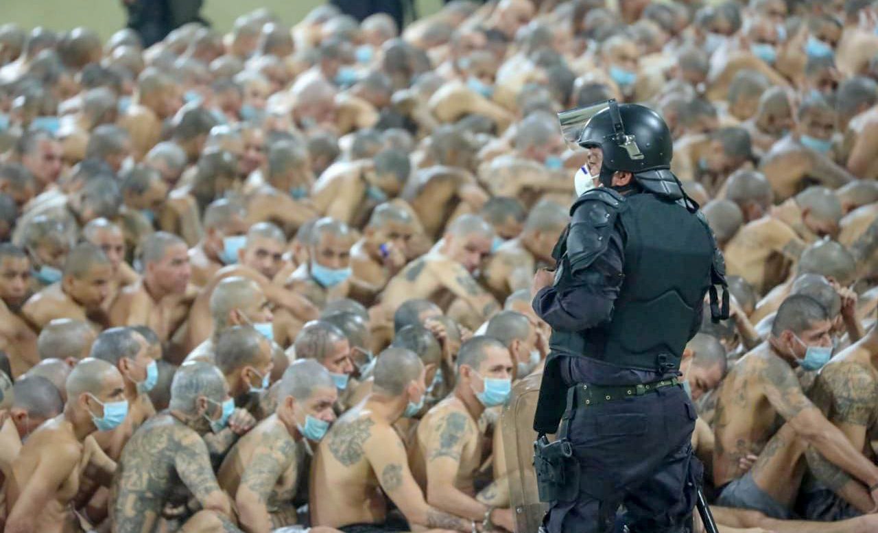 «Να μην δουν ούτε μια ακτίνα ήλιου»: το Ελ Σαλβαδόρ εκδικείται τους εγκλείστους του