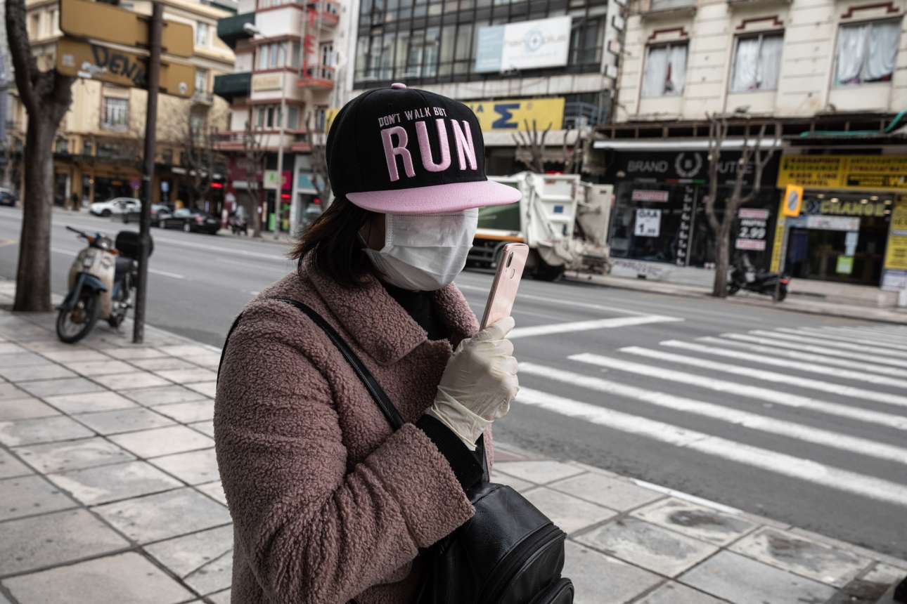 Και όμως, ένας στους δύο πιστεύει ότι δεν κινδυνεύει από τον κορονοϊό