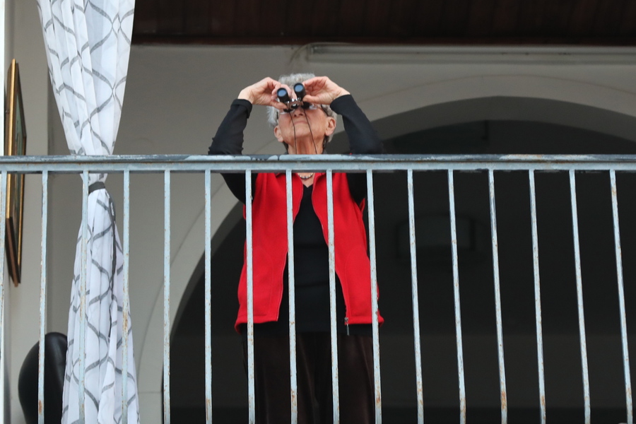 Παγκόσμιο φαινόμενο οι «γείτονες-δικαστές» στην εποχή της καραντίνας