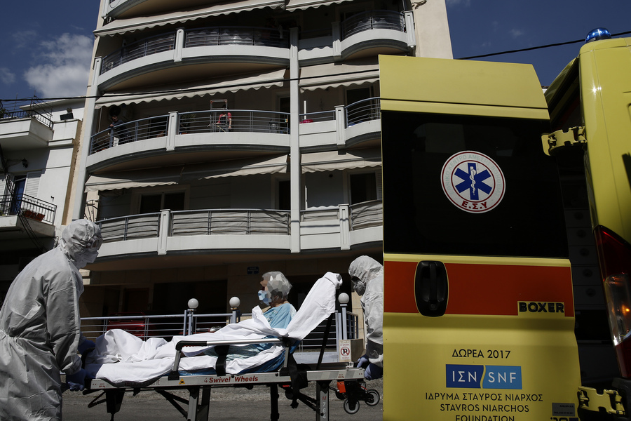 Η επικίνδυνη μάχη του ΕΚΑΒ με τον κορονοϊό [εικόνες & βίντεο]