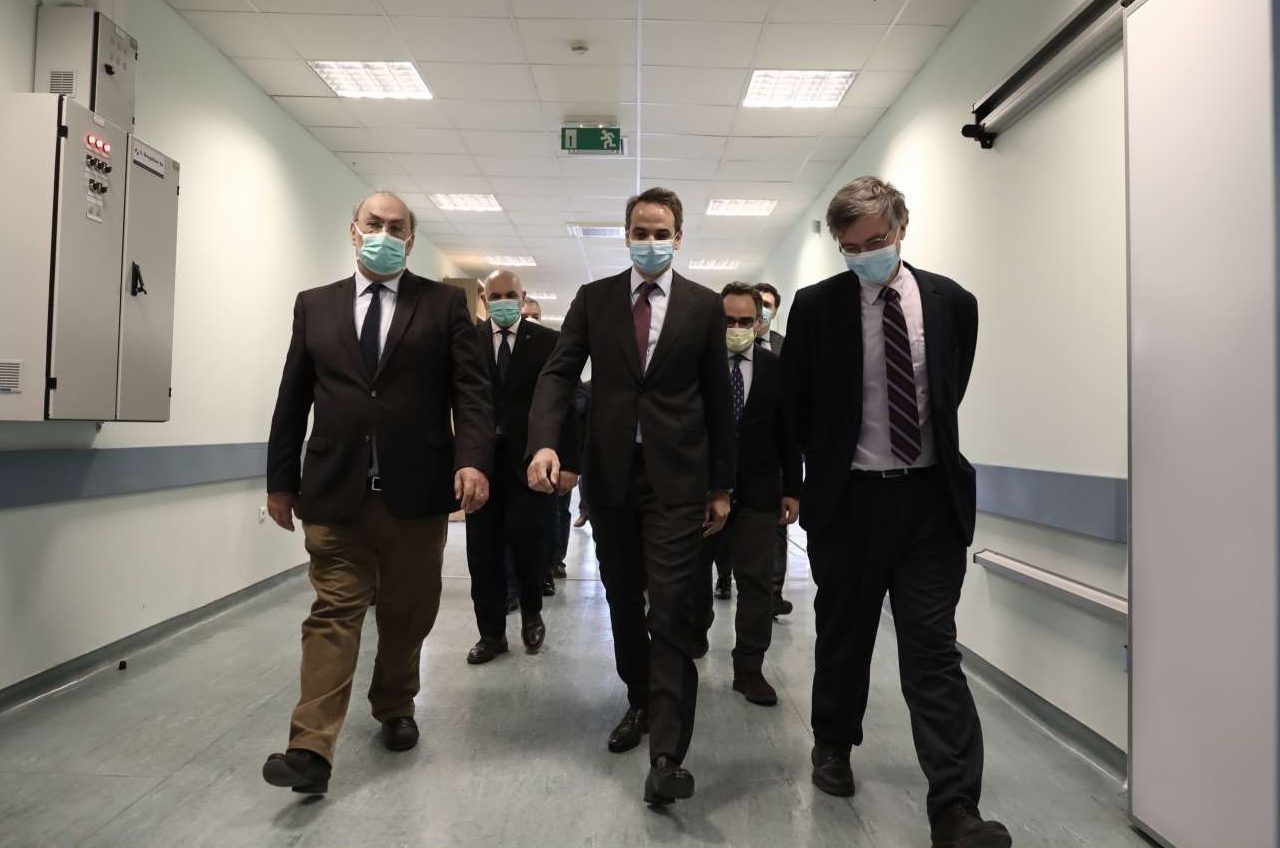 Συγχαρητήρια Μητσοτάκη στο Εθνικό Κέντρο Αιμοδοσίας – Συνοδεία Τσιόδρα η επίσκεψη του Πρωθυπουργού