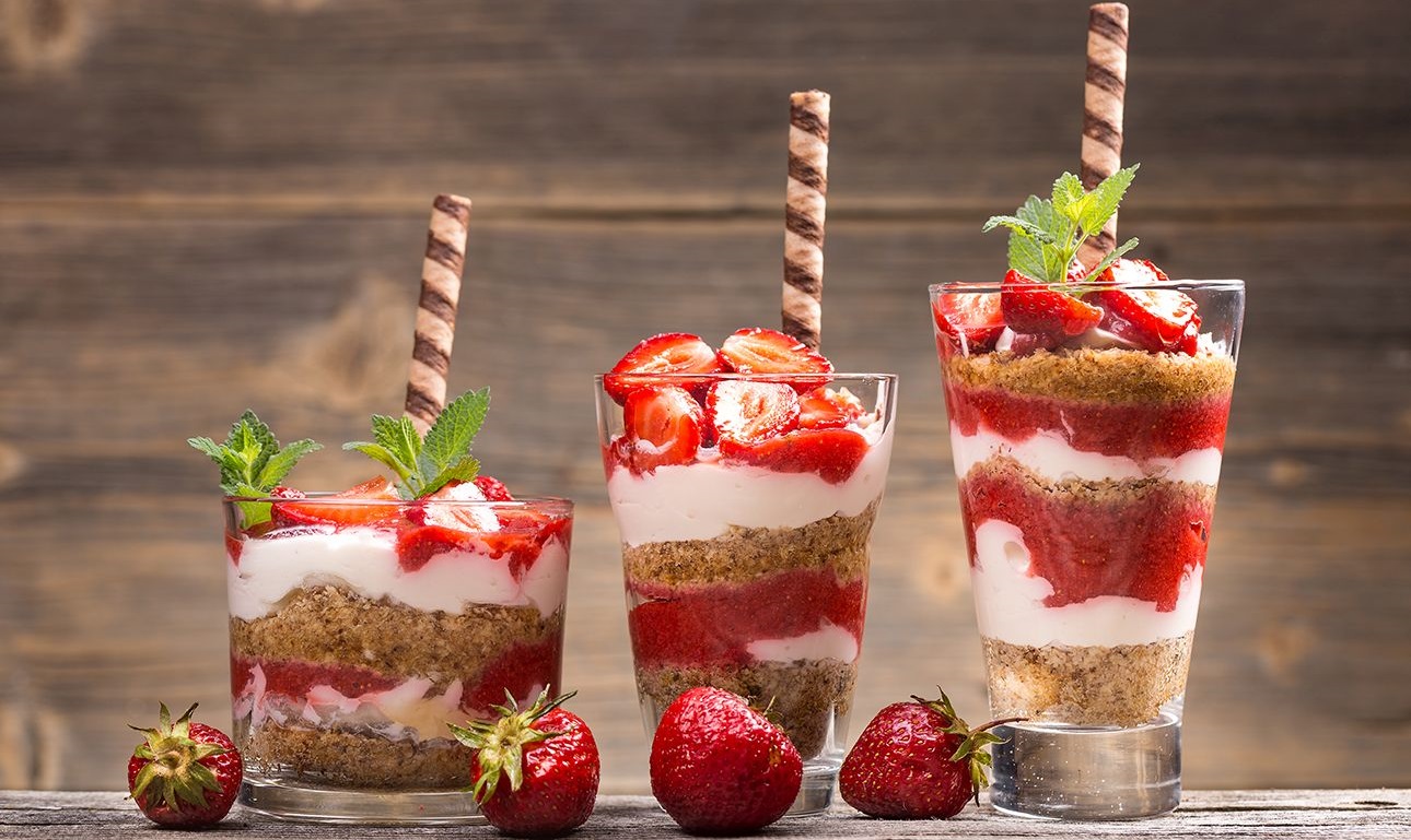 #ΜενουμεΣπίτι και απολαμβάνουμε παρφέ με γιαούρτι και κουλί φράουλας