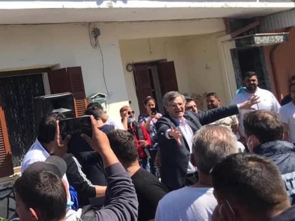 Συγκλονιστικός Τσιόδρας ενημερώνει τους Ρομά της Νέας Σμύρνης Λάρισας