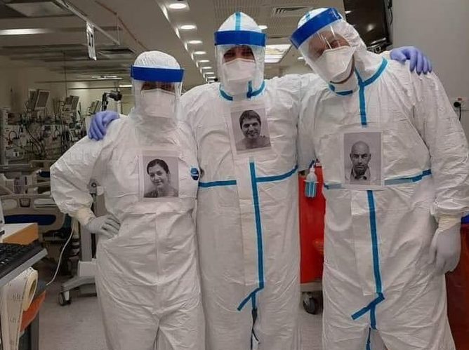 Τα πρόσωπα πίσω από τις μάσκες: Η συγκινητική πρωτοβουλία γιατρών στο Ισραήλ