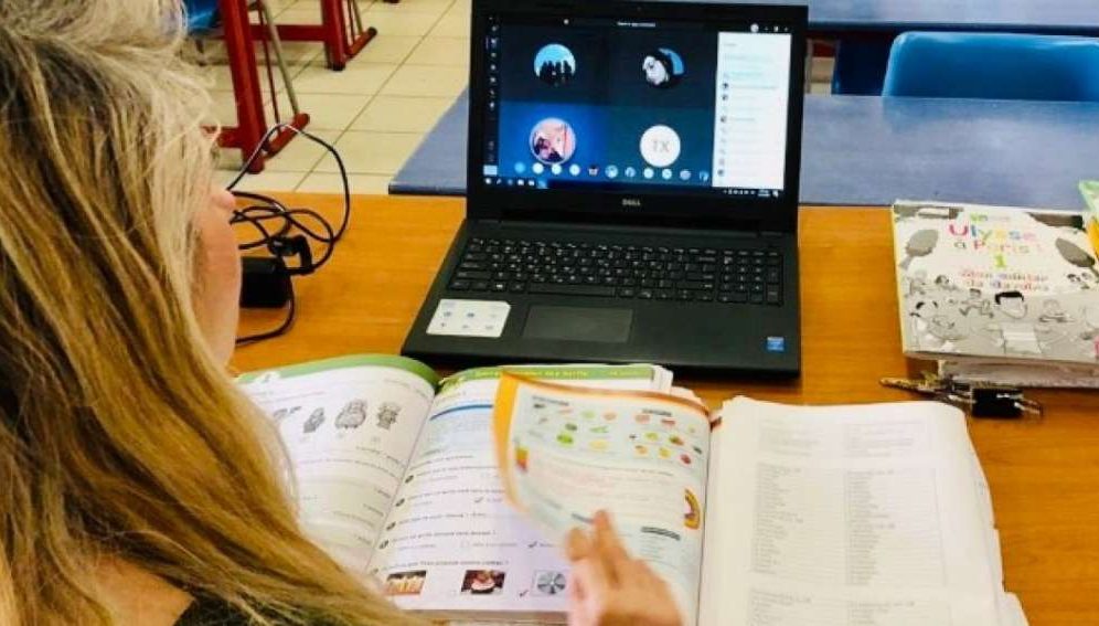 Μαθήματα εξ αποστάσεως για τους μαθητές των σχολείων και το Πάσχα