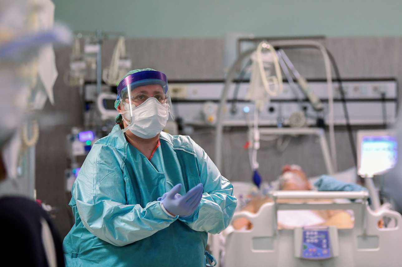 Τι μάσκα και εξοπλισμό πρέπει να φορούν γιατροί και νοσηλευτές