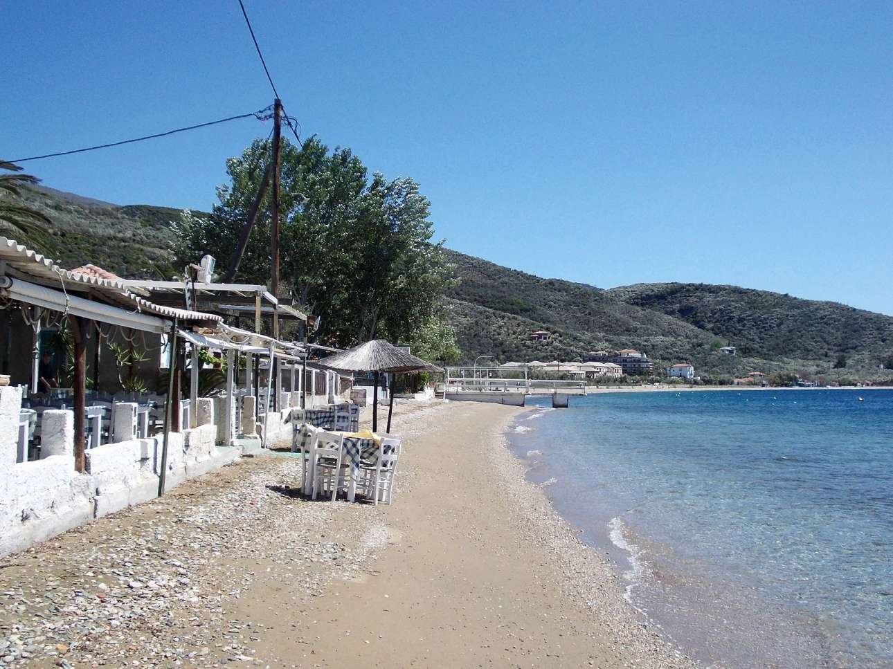 Ανοιξε την ταβέρνα του, σέρβιρε δίπλα στη θάλασσα, έφαγε πρόστιμο €5.000