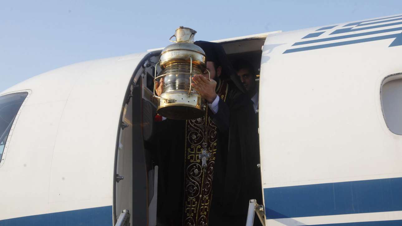 Eτσι θα έρθει το Αγιο Φως στην Ελλάδα – δεν θα διαμοιραστεί φέτος