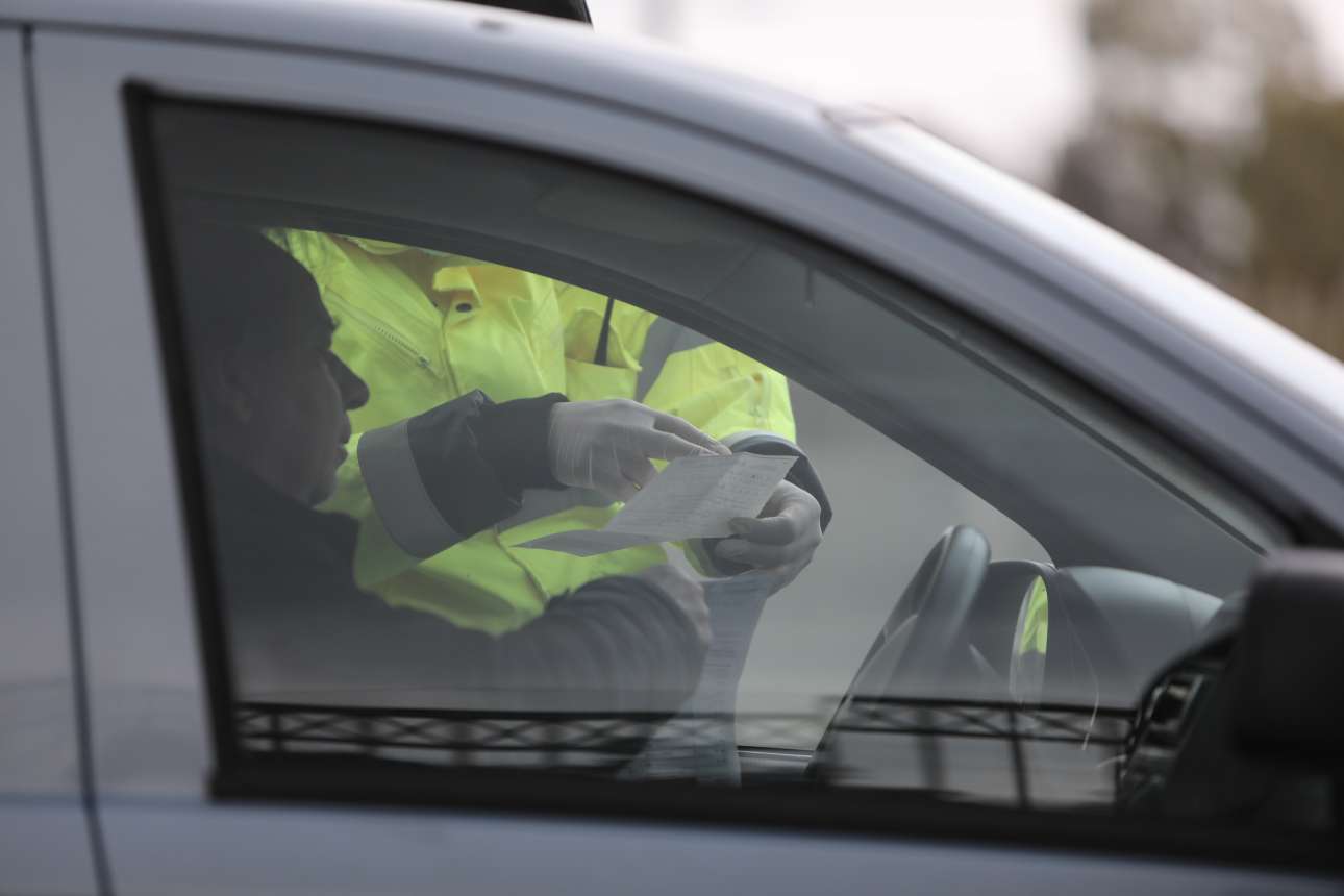 Και ξαφνικά, αύξηση των βεβαιώσεων για… βοήθεια ηλικιωμένων στην επαρχία