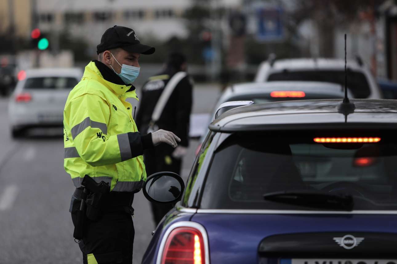 «Μένουμε (όντως) σπίτι»; Πάνω από 2.500 παραβάσεις μόνο την Τρίτη!