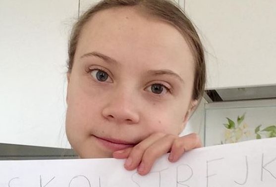 Κορονοϊού παρόντος… η Γκρέτα διαδηλώνει μόνη στο σπίτι