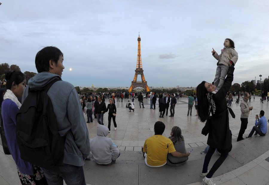 Το γαλλικό Airbnb θέλει να φτιάξει ο Μακρόν