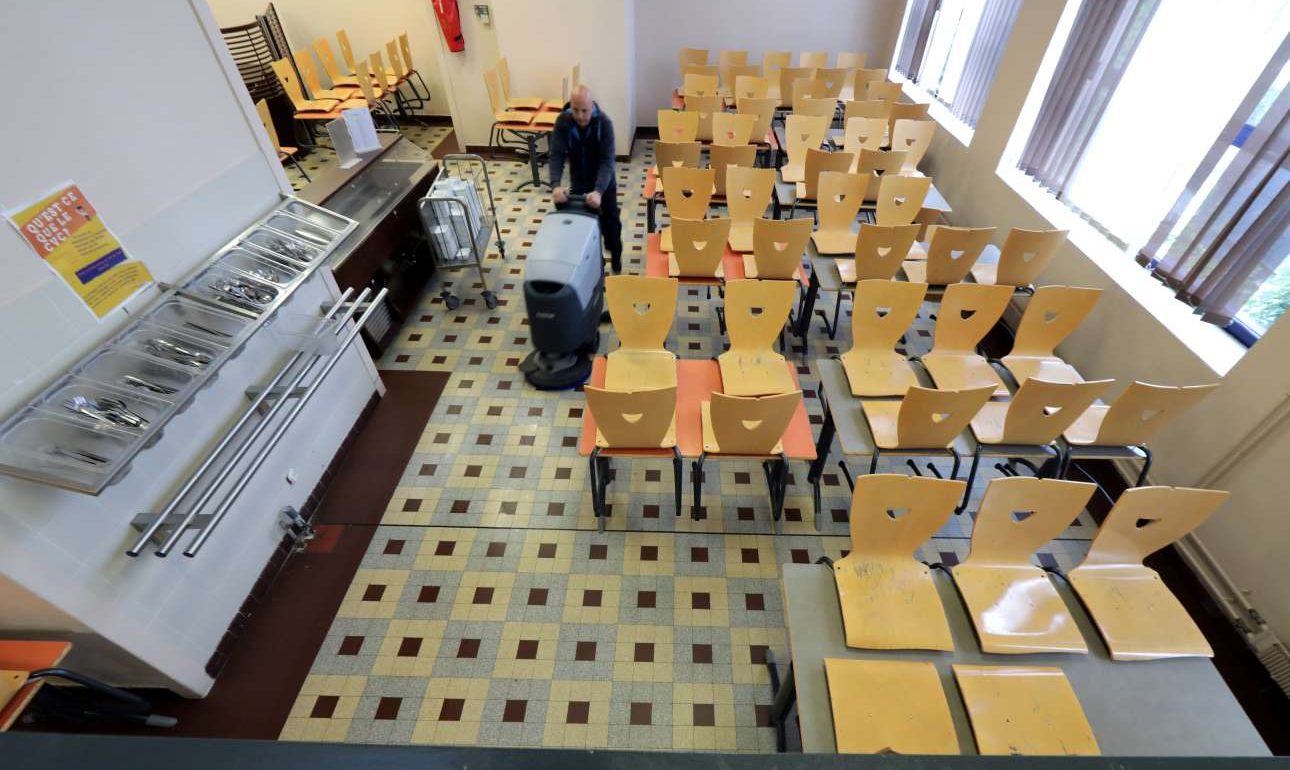 «Πόλεμος» Μακρόν – δημάρχων για το άνοιγμα των σχολείων