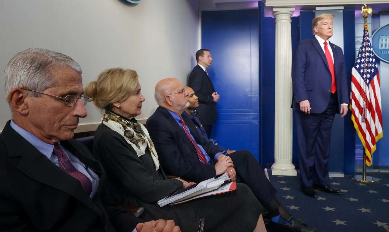 Παρά τα χιλιάδες θύματα, ο Τραμπ καταργεί την task force κατά του κορονοϊού