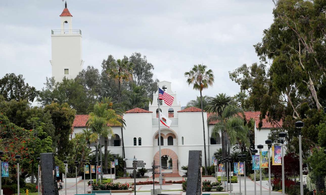 Online τα μαθήματα του επόμενου εξαμήνου στα πανεπιστήμια Καλιφόρνιας και Κέιμπριτζ