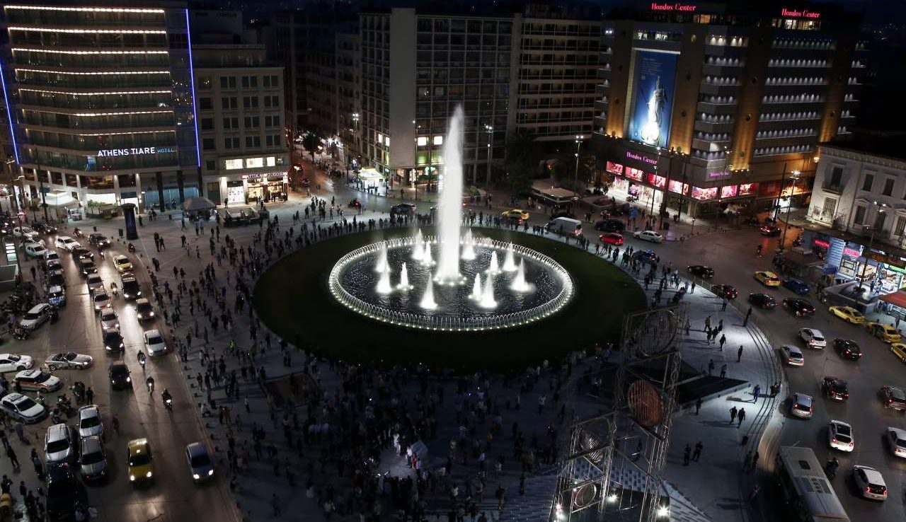 Εγκαίνια στη νέα πλατεία Ομονοίας με το εντυπωσιακό σιντριβάνι – αλλά και πολύ κόσμο