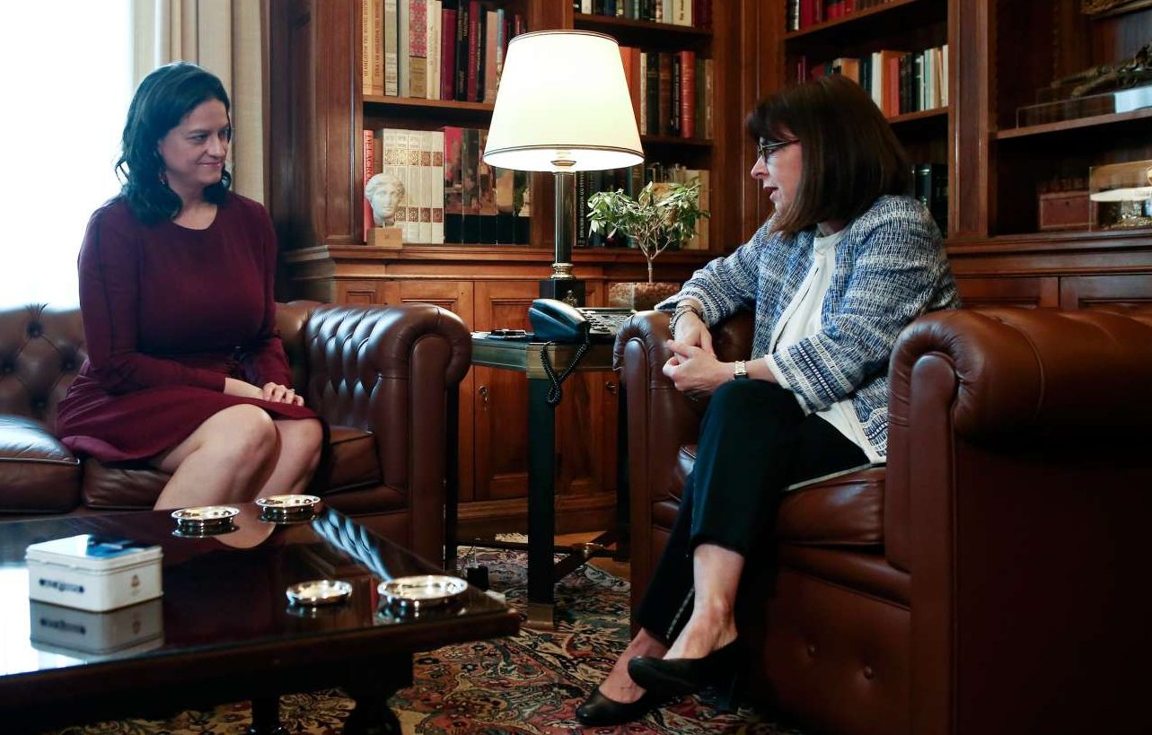 Σακελλαροπούλου σε Κεραμέως για τα σχολεία: «Ας ελπίσουμε ότι όλα θα πάνε καλά»