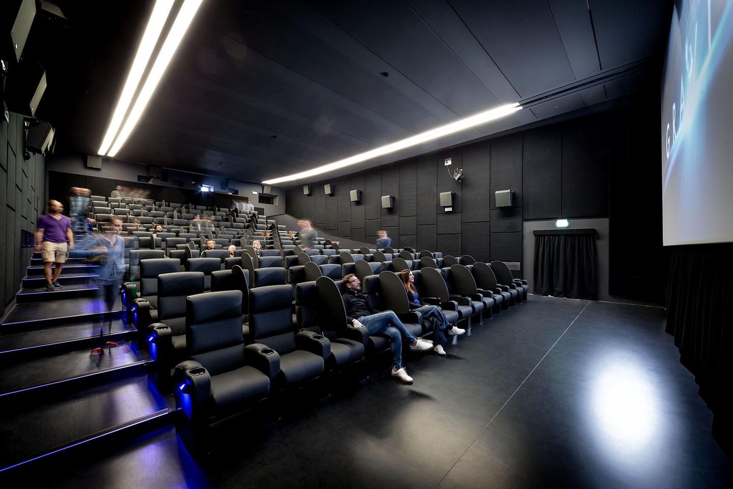 Ξαναπάνε σινεμά με «έξυπνα» διαχωριστικά ανάμεσα στα καθίσματα