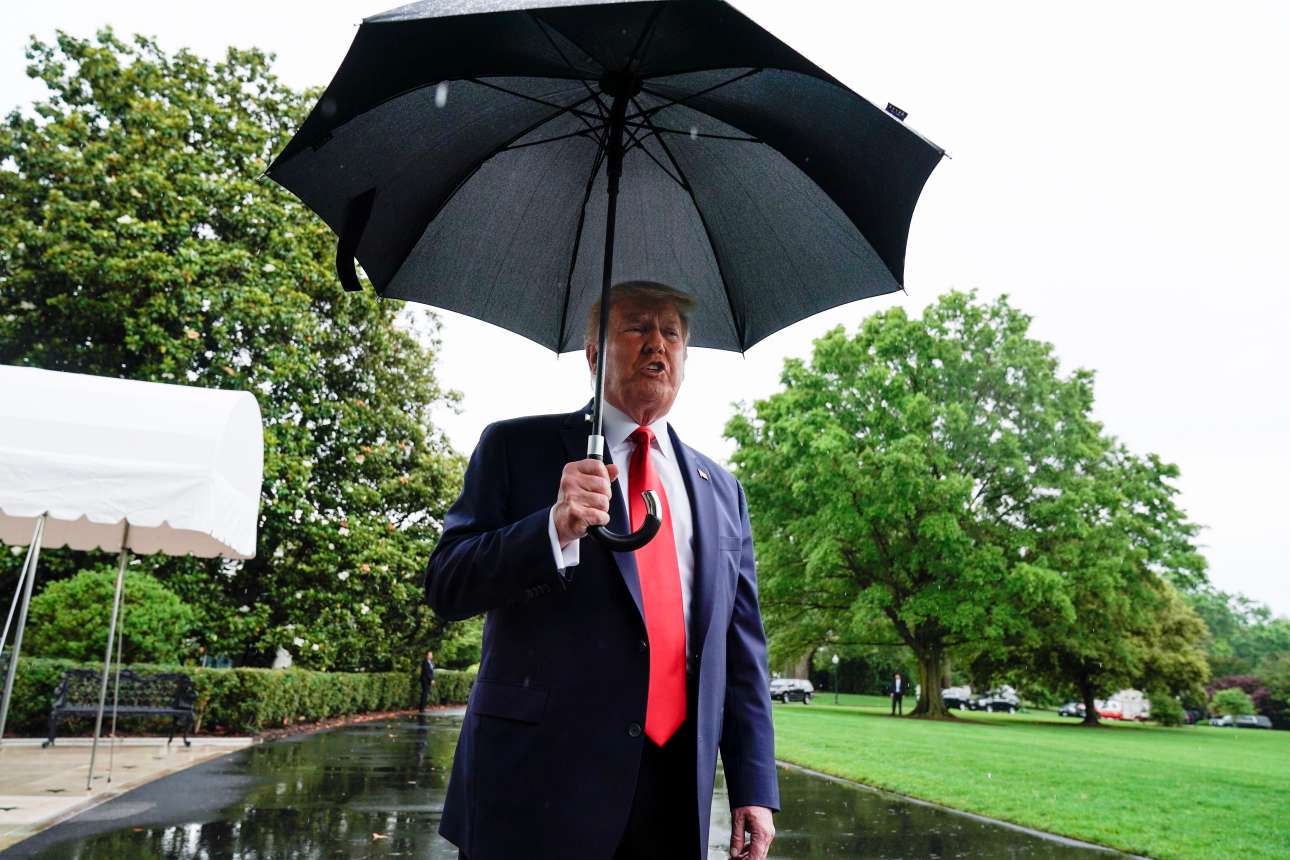 Ο Τραμπ απειλεί τον Μπόλτον: βόμβες θα πέσουν πάνω του