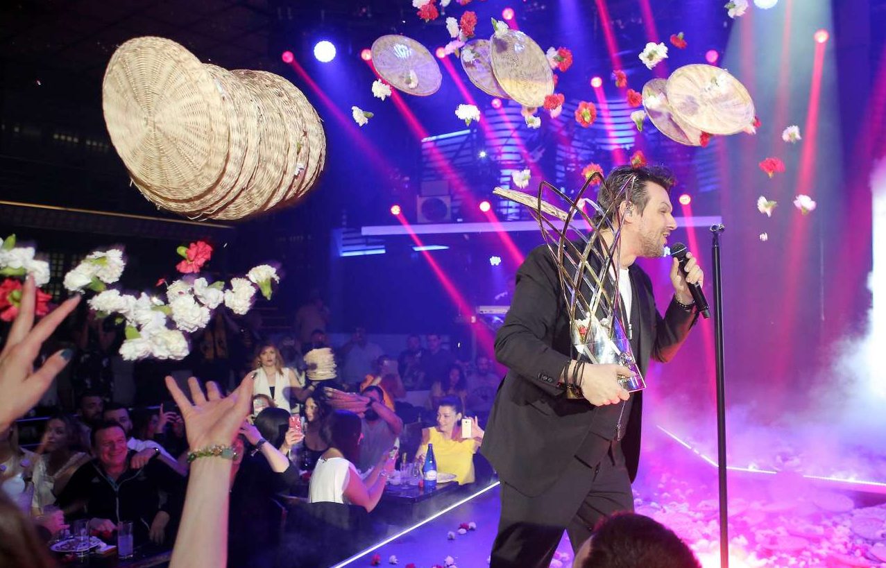 Κανόνες κορονοϊού και στα μπουζούκια: λουλούδια στα πόδια του-της αοιδού, όχι στο πρόσωπο