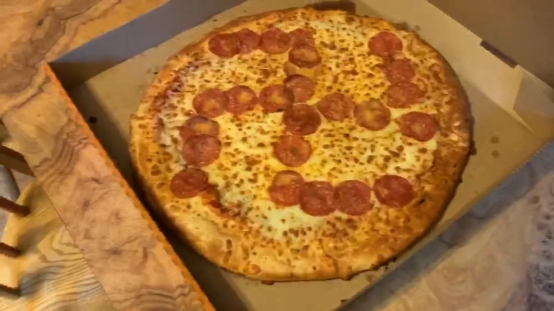 Παράγγειλαν πίτσα και βρήκαν πάνω της… μια σβάστικα