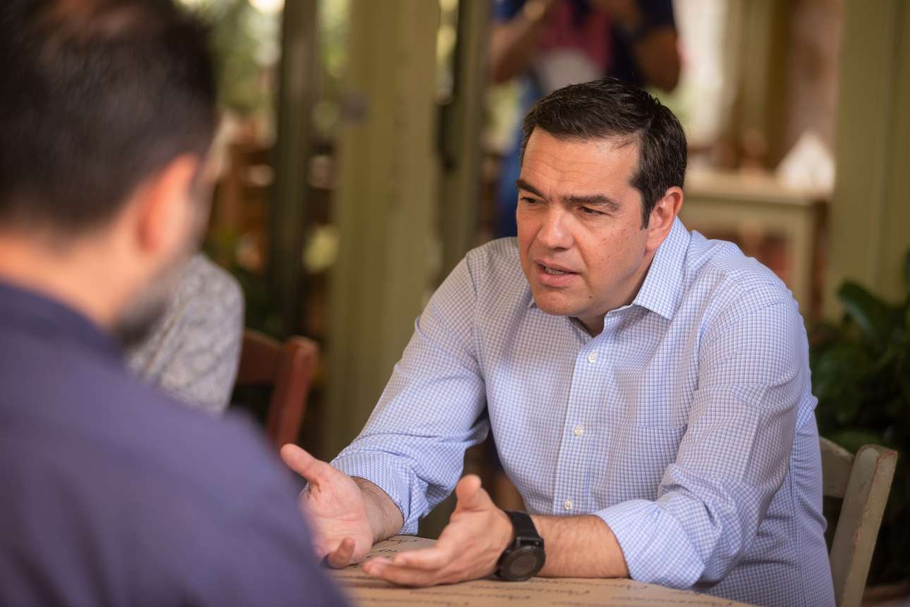 Αφού τους υπερφορολόγησε, ο Τσίπρας πήγε να δει τους οινοπαραγωγούς