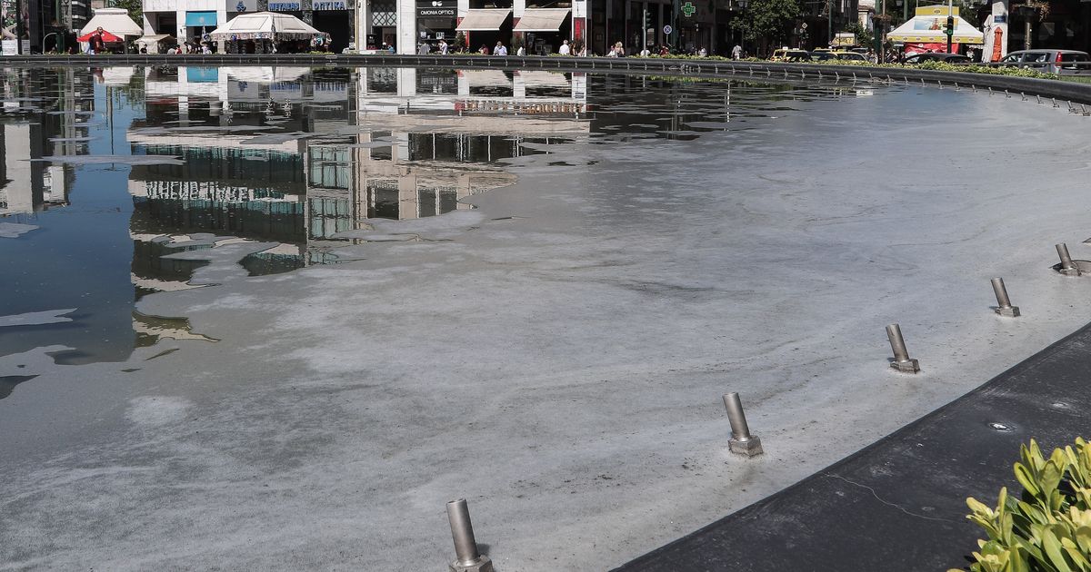 Γέμισε σαπουνάδες το σιντριβάνι της Ομόνοιας [video]