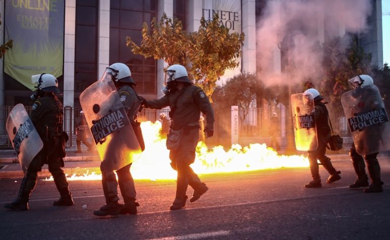 Μολότοφ, πετροπόλεμος και χημικά σε πορεία για τον Τζορτζ Φλόιντ στην αμερικανική πρεσβεία