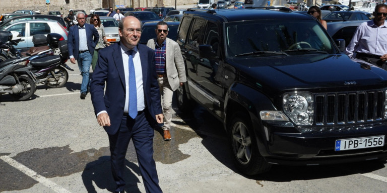 Χατζηδάκης: Ειδικό πολεοδομικό σχέδιο και ηλεκτρική διασύνδεση της Σαντορίνης ως το 2023