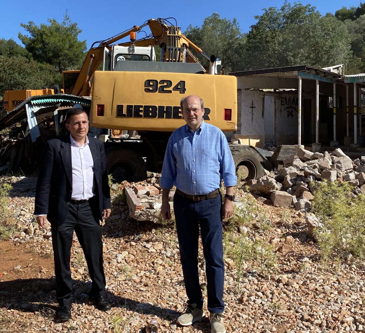 Ξεκίνησαν (επιτέλους) οι κατεδαφίσεις αυθαιρέτων στη Μάνδρα – Χατζηδάκης: Κανένας συμβιβασμός με την αυθαιρεσία