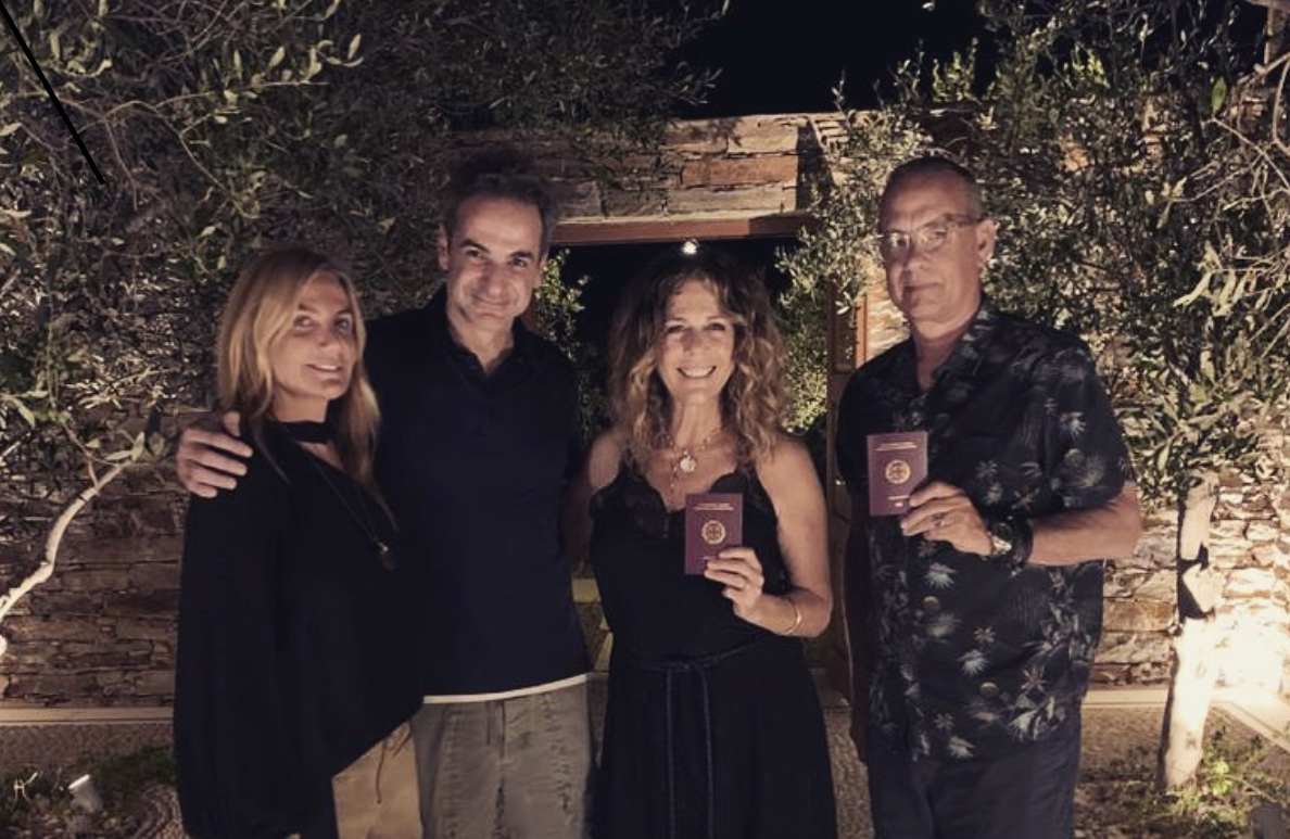 Με το ελληνικό τους διαβατήριο -και πλάι σε Κυριάκο και Μαρέβα- ο Τομ Χανκς και η Ρίτα Γουίλσον