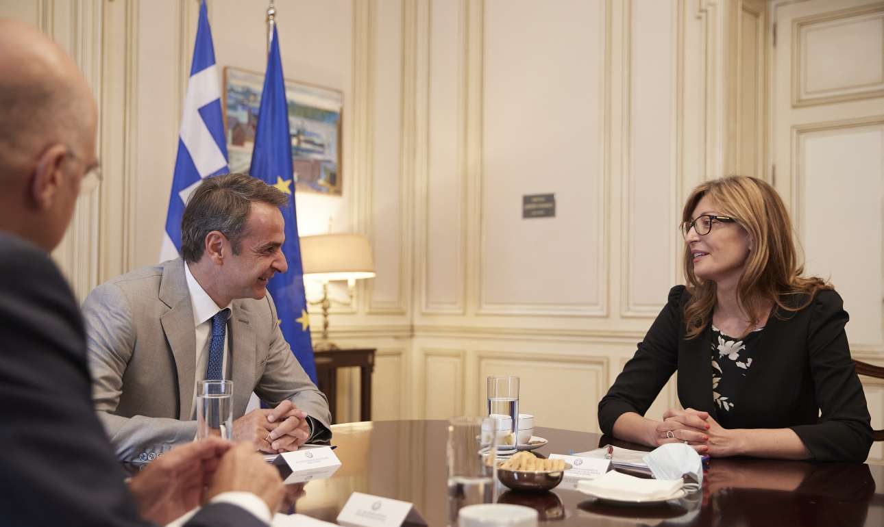 Συνάντηση Μητσοτάκη με την υπ. Εξωτερικών της Βουλγαρίας – Στο επίκεντρο η πανδημία