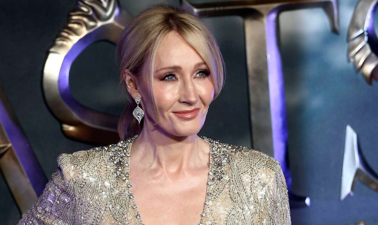 Ρόουλινγκ, Τσόμσκι, Ατγουντ καταδικάζουν τη «δημόσια διαπόμπευση και τον εξοστρακισμό»