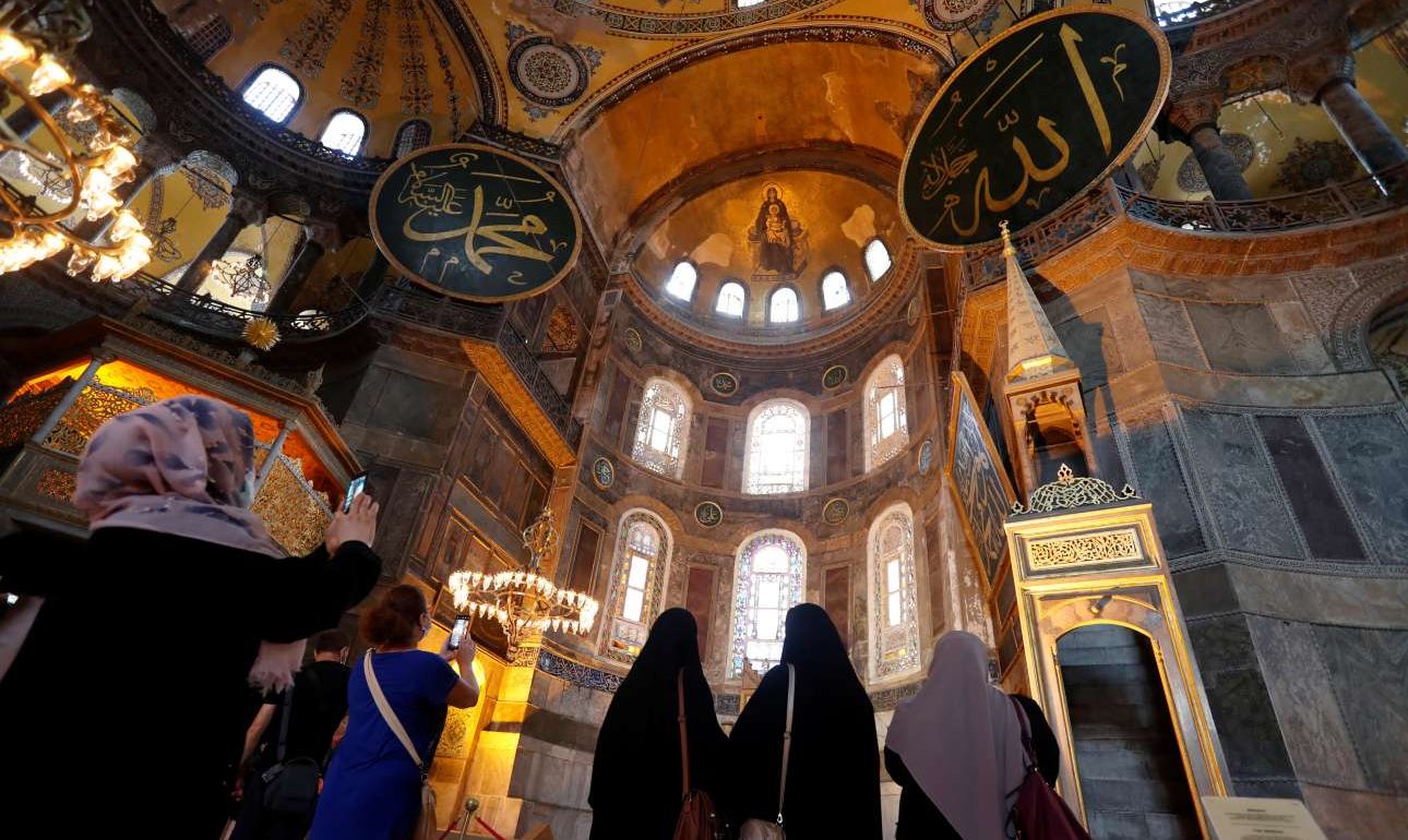 «Κρύψτε τώρα τις αγιογραφίες»: πυρετώδεις ετοιμασίες των Τούρκων για την προσευχή στην Αγία Σοφία