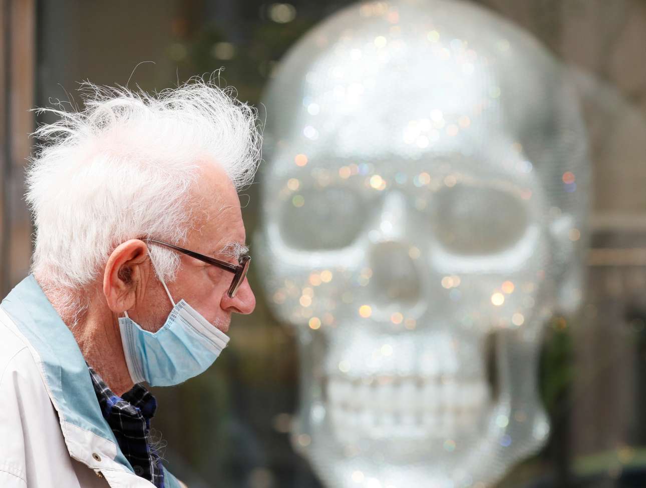 Τελικά η μάσκα προστατεύει εμάς ή τους άλλους γύρω μας;