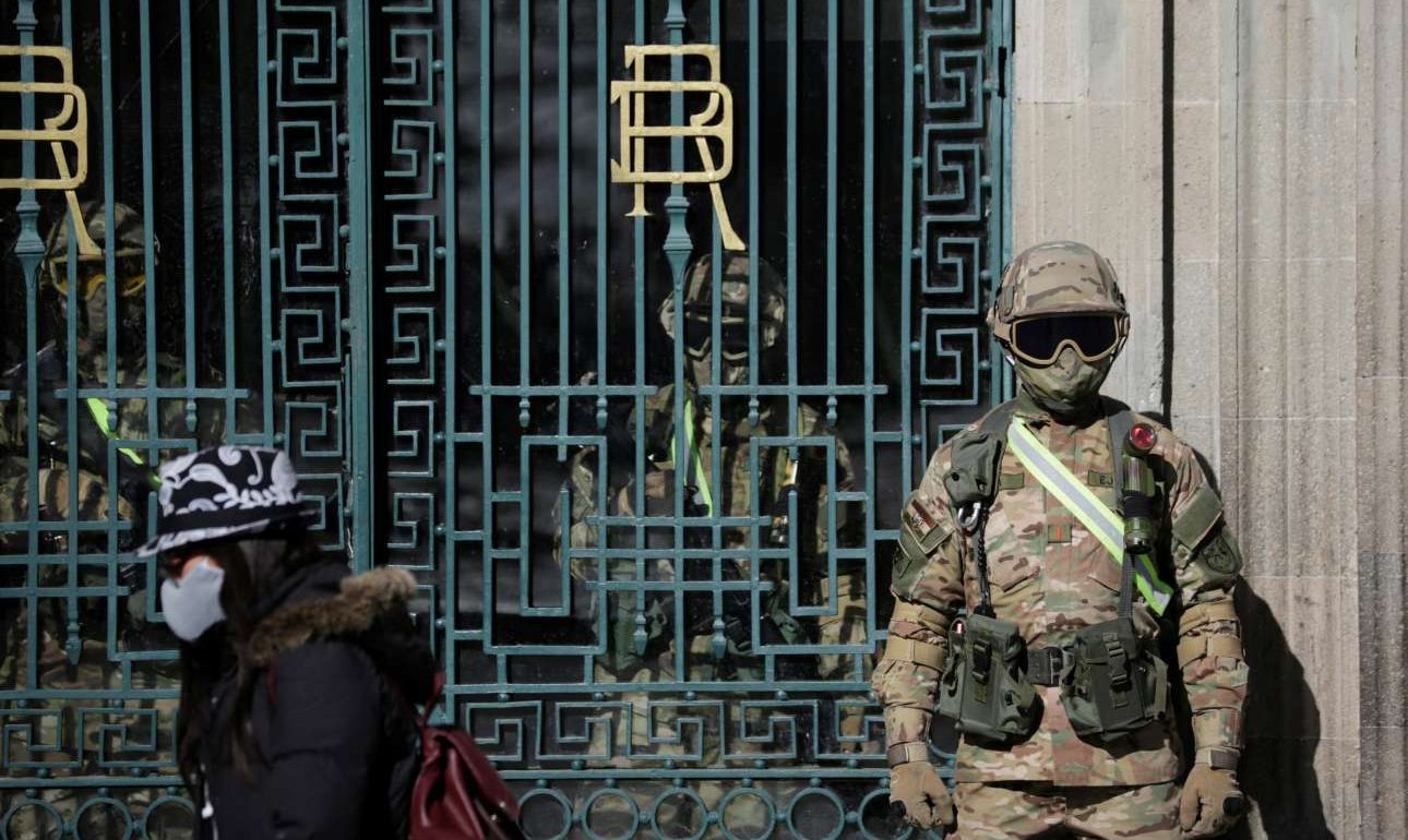 Στη Βολιβία μαζεύουν από τους δρόμους τους νεκρούς του κορονοϊού