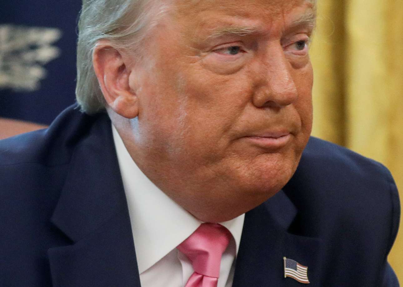 Ο Τραμπ το γυρίζει: «Πατριωτικό» το να φοράς μάσκα