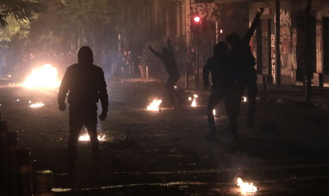 Νύχτα έντασης στα Εξάρχεια – Αντιεξουσιαστές επιχείρησαν να ανακαταλάβουν κτίρια