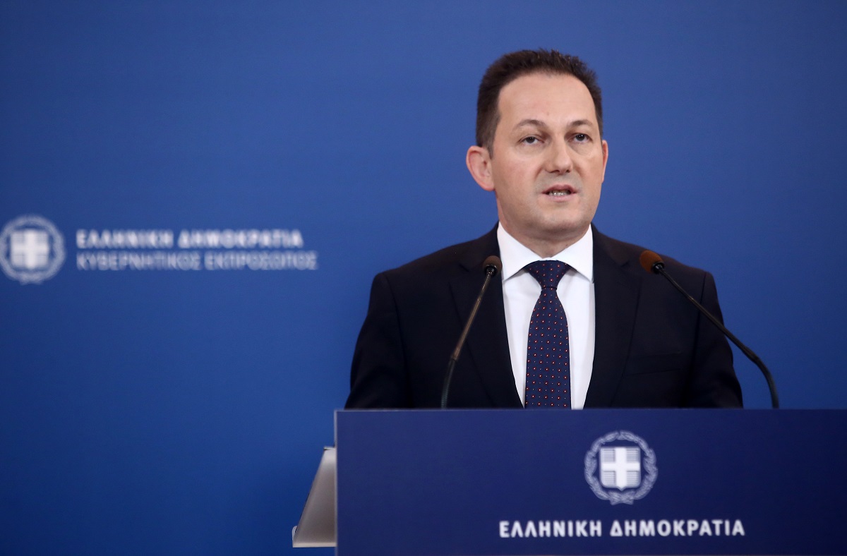 Πέτσας: Ισχυρή σύσταση για μάσκα σε όλους τους κλειστούς χώρους