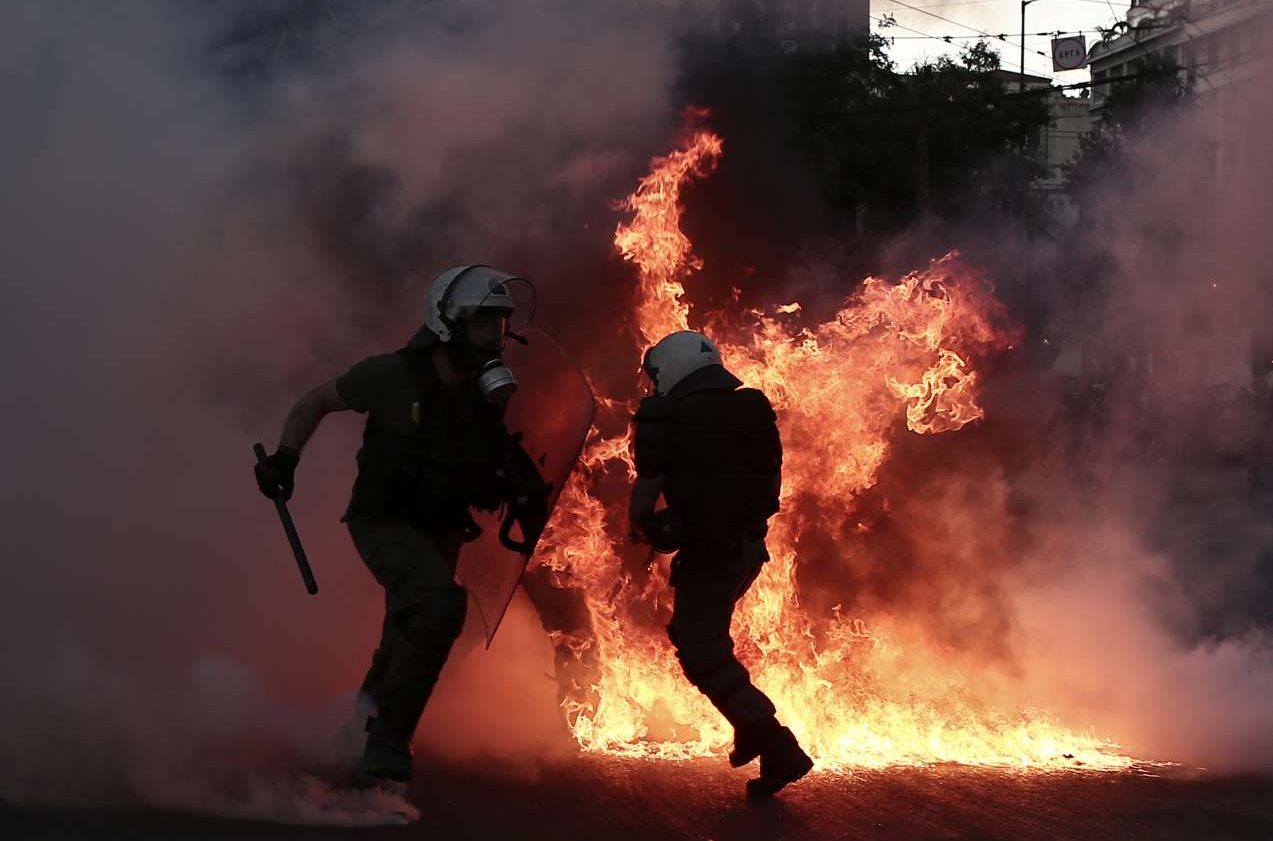 Καταγγελία ειδικών φρουρών: Αστυνομικός απέτρεψε τη σύλληψη ταραξία από το μπλοκ του ΣΥΡΙΖΑ