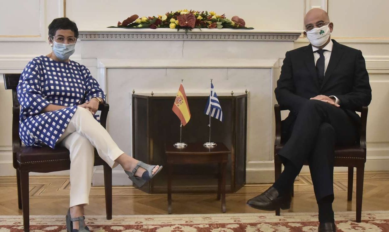 Δένδιας: Με μάσκα του ΠΑΟ υποδέχθηκε τη στήριξη της ισπανίδας ομολόγου του