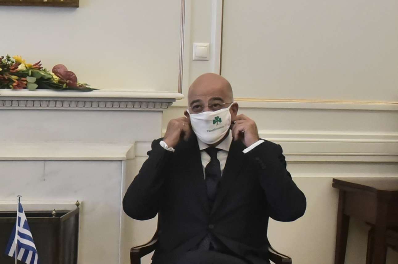 Δένδιας: Ο Πούσκας, ο Ντέταρι και γιατί φόρεσε μάσκα με το σήμα του Παναθηναϊκού