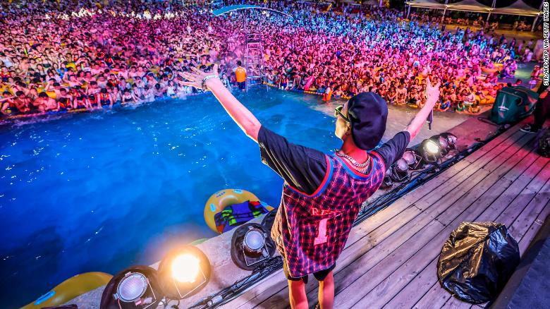 Σοκ: Χιλιάδες κόσμου ξανά σε συναυλία στη Γουχάν, οκτώ μήνες μετά το πρώτο κρούσμα