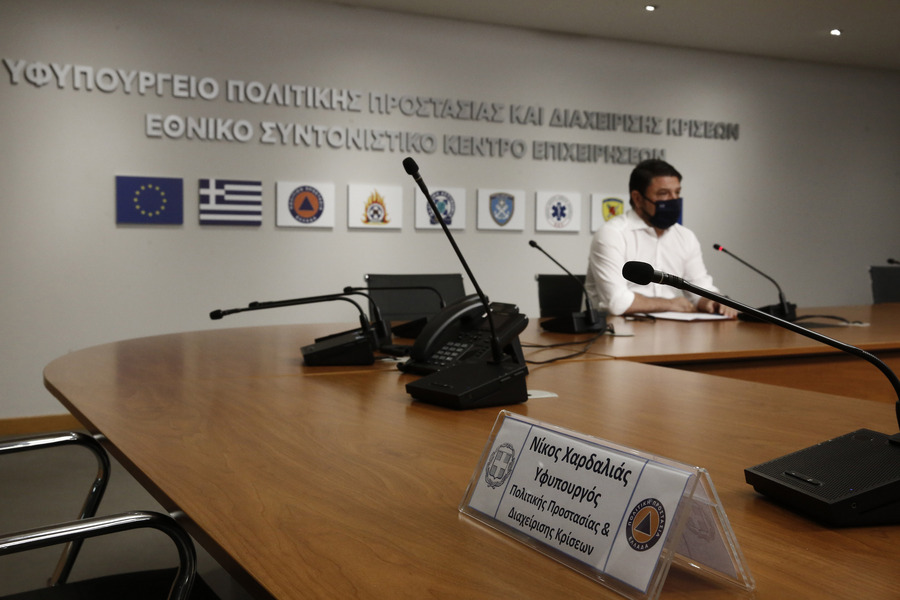 Χαρδαλιάς: Απαγόρευση λειτουργίας μπαρ, εστιατορίων μετά τα μεσάνυχτα και στην Αττική