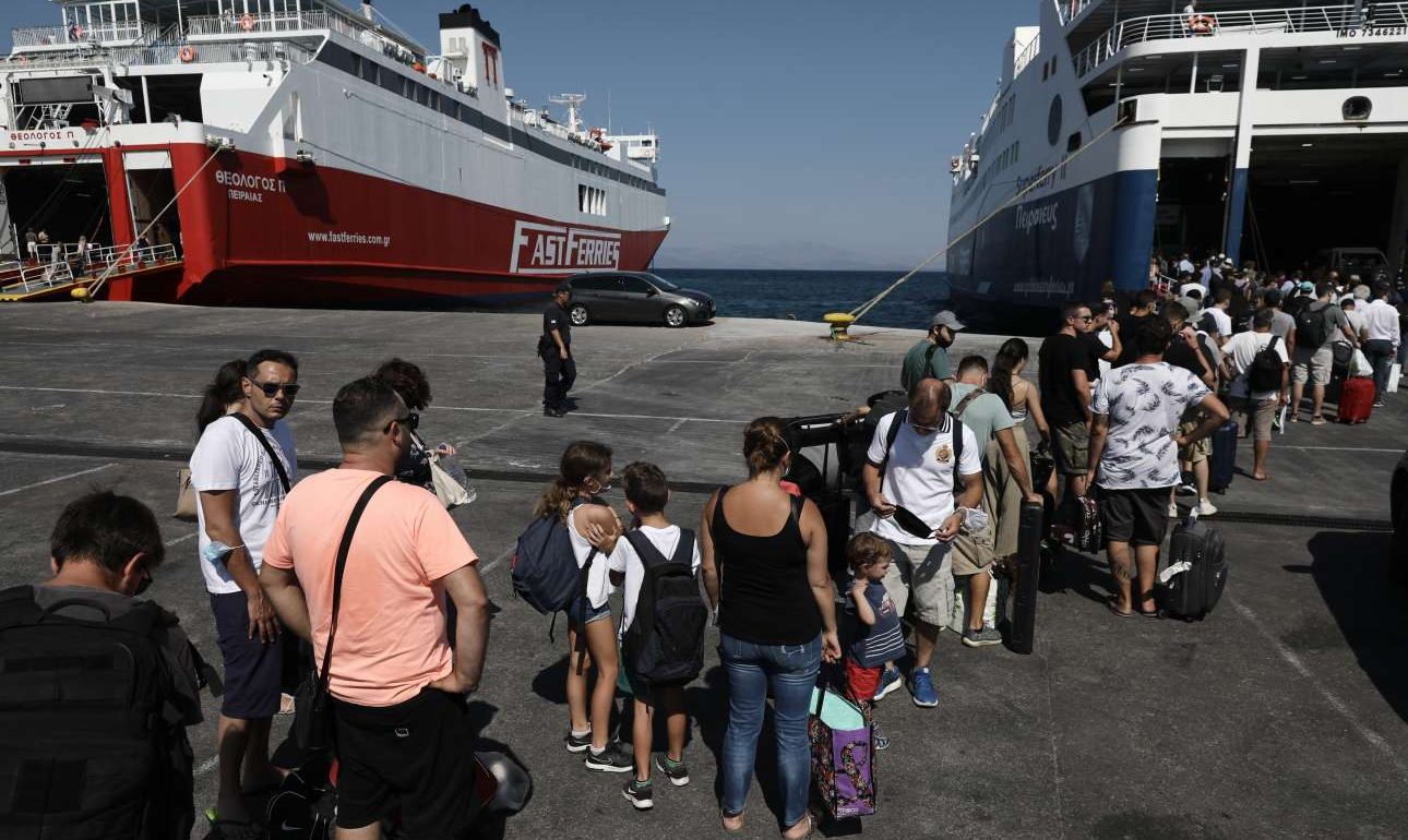 Σύρος: Εφοδος του λιμενικού σε καταμαράν με 772 επιβάτες και αποπνικτική ατμόσφαιρα