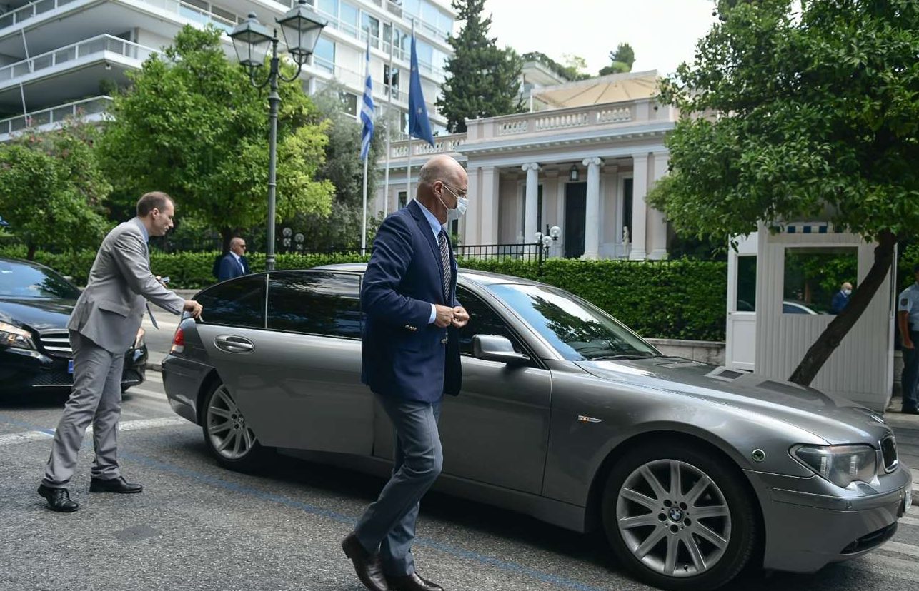 Ασκήσεις υπομονής και πυρετός τηλεφωνημάτων στο Μαξίμου